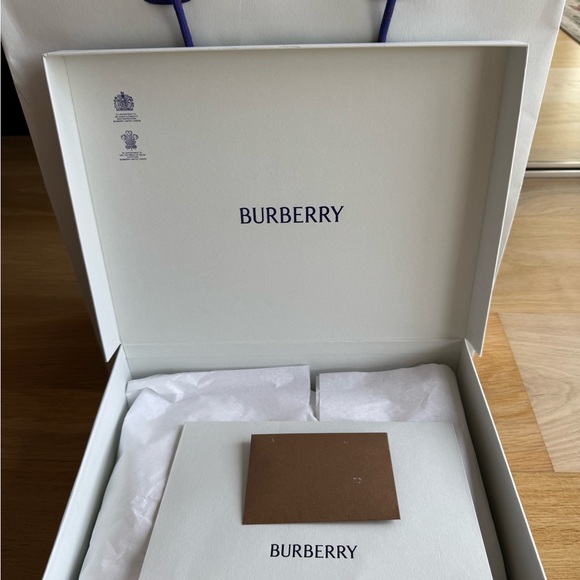 Burberry Notebook Handbag BRAND NEW - Picture 12 of 12